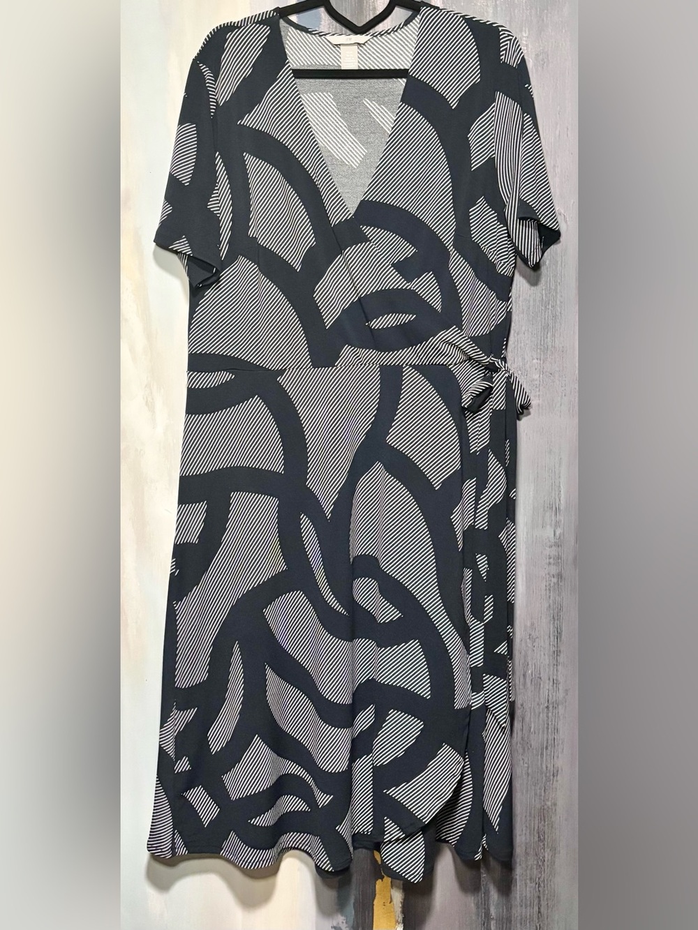 H&M XL Black White Abstract Wrap Midi Dress Side Tie Stretch Modern Minimalist